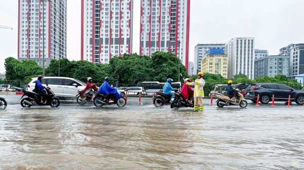 Nhiều trường đại học chuyển sang học trực tuyến do mưa lớn
