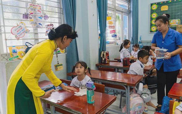 Nhiều trường dừng bán trú, phụ huynh vất vả đưa đón con ngày 4 lượt