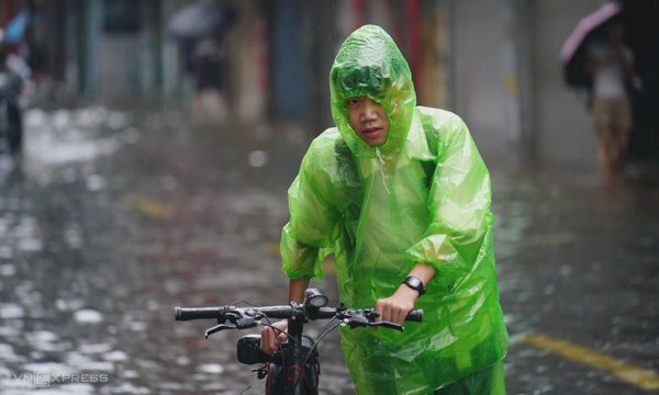 Nhiều trường ở Hà Nội cho nghỉ, học online vì mưa ngập