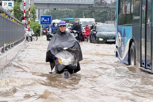 Nhiều trường ở Hà Nội học trực tuyến do mưa ngập