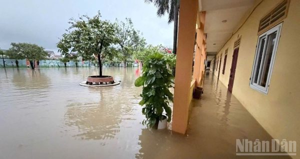 Nhiều trường ở Nghệ An cho học sinh nghỉ học vì mưa lũ