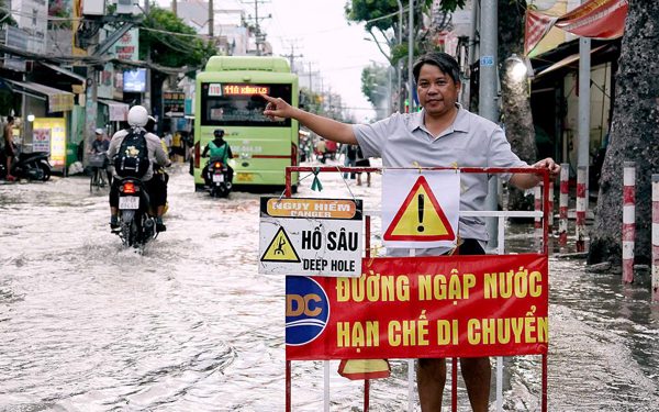 Nhiều tuyến đường ở TP.HCM ngập vì triều cường đạt đỉnh