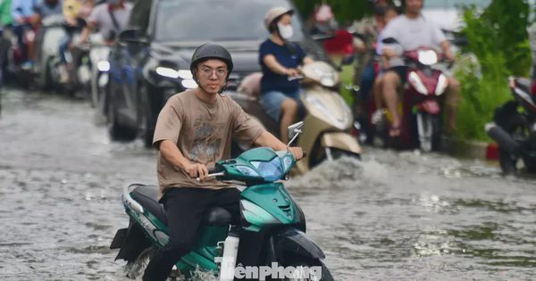 Nhiều tuyến đường ở TPHCM ngập sâu do triều cường