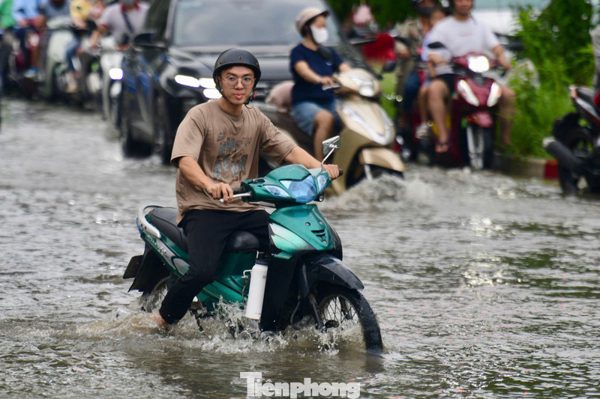 Nhiều tuyến đường ở TPHCM ngập sâu do triều cường