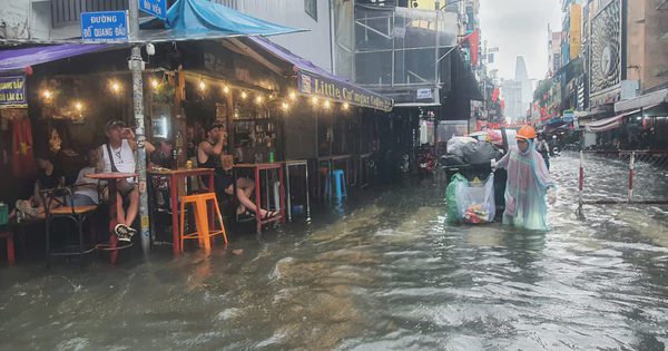 Nhiều tuyến đường trung tâm TP.HCM ngập sâu sau mưa lớn