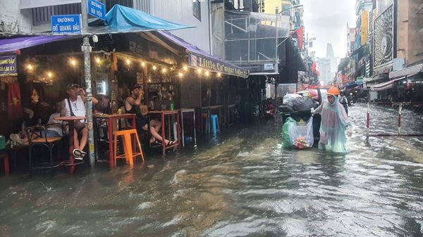 Nhiều tuyến đường trung tâm TP.HCM ngập sâu sau mưa lớn
