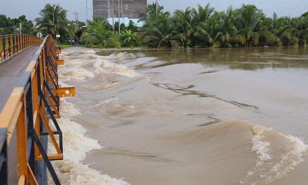 Nhiều vùng hạ du Bình Thuận ngập, người dân sơ tán