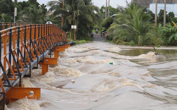 Nhiều vùng hạ du ở Bình Thuận cũ ngập lênh láng, dân lo chạy lụt