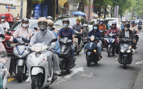 Nhiều xe máy còn lấn làn khi đường Võ Văn Tần ở TP.HCM tổ chức 2 chiều