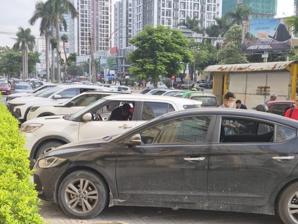 Nhiều xe ôtô bất ngờ bị đập phá trong đêm tại Nghệ An