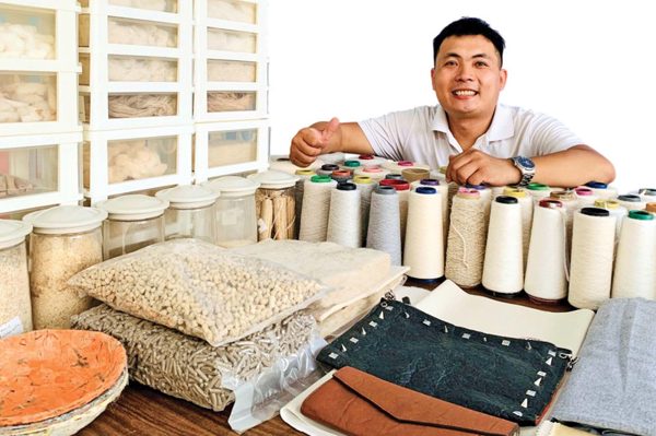 Nhìn cánh đồng dứa, thấy 'tiền bị đốt'