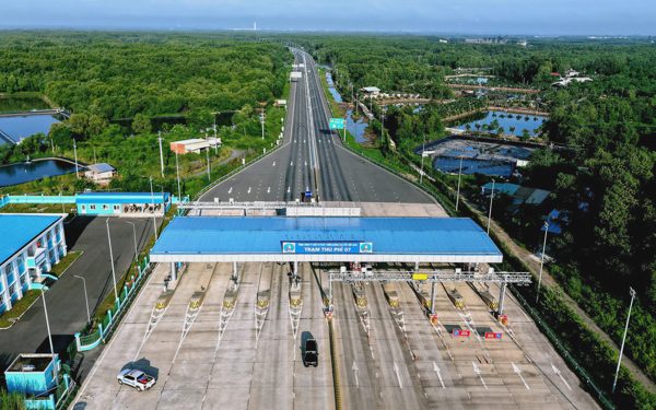 Nhìn lại cao tốc Bến Lức - Long Thành từ ngày hoang hóa đến con đường 'bon bon' xe chạy
