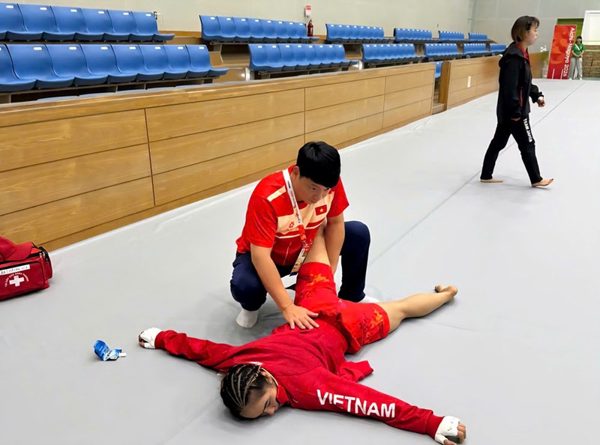 Nhìn từ ê-kíp của thần đồng điền kinh Thái Lan, nghĩ về y học thể thao Việt Nam
