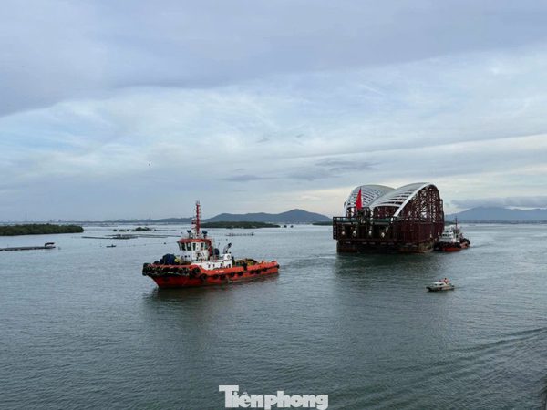 Nhịp cầu đi bộ 3.400 tấn bắt đầu hành trình 124km về Bến Bạch Đằng