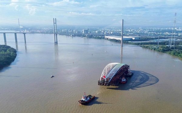 Nhịp cầu đi bộ 3.400 tấn đã qua Bình Khánh, tiến về trung tâm TP.HCM