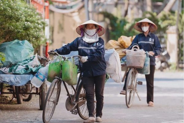 Nhịp tuần hoàn xanh từ gánh ve chai trên đôi vai những người phụ nữ thầm lặng