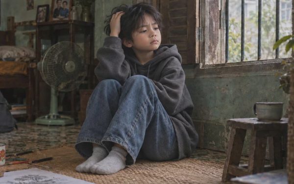 Nhỏ bị truy đuổi phải trốn gầm giường, lớn lên vẫn hoảng hốt khi bạn chạy xe bám theo