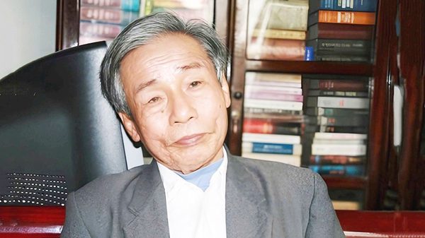 Nhớ cụ già bát thập bên bàn gỗ, soi kính lúp từng dòng chữ Hán Nôm