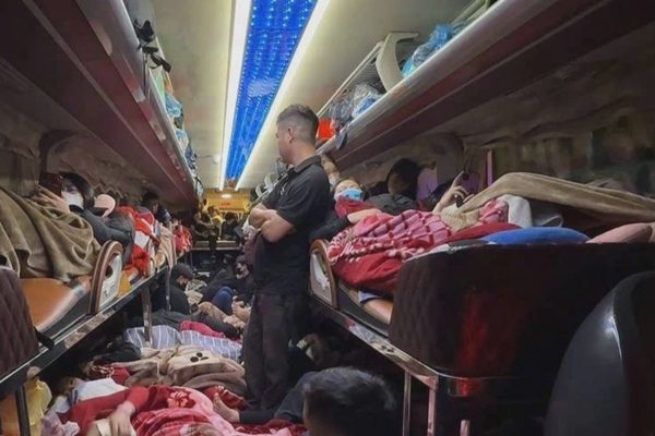 "Nhồi" thêm 12 khách, tài xế và chủ xe đối diện mức phạt gần 100 triệu đồng