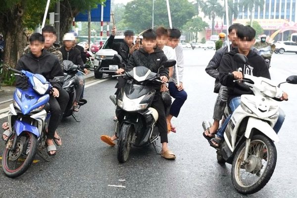 Nhóm 16 thanh thiếu niên mang hung khí, chạy xe náo loạn đường phố Huế