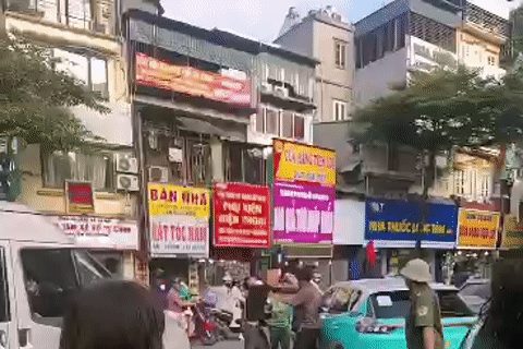 Nhóm đối tượng đánh một người đàn ông trước cổng Bệnh viện Đại học Y Hà Nội