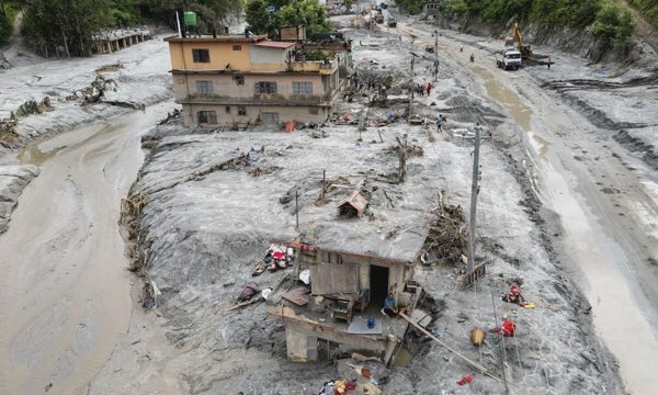 Nhóm hành hương thoát lũ quét Nepal nhờ cầu thang 'phép màu'