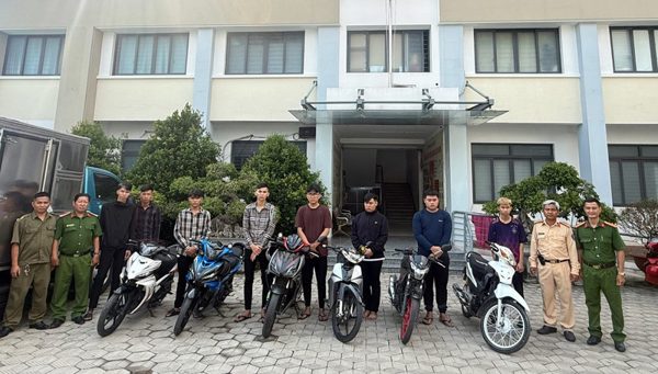 Nhóm người chạy xe máy vào làn ô tô, quay TikTok 'câu view'
