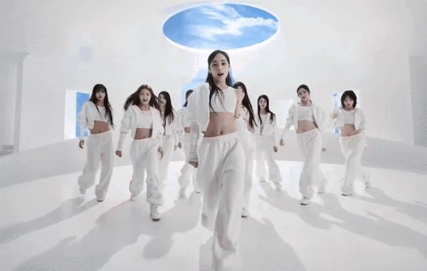Nhóm nhạc 9 cô bé làm chao đảo Hàn Quốc