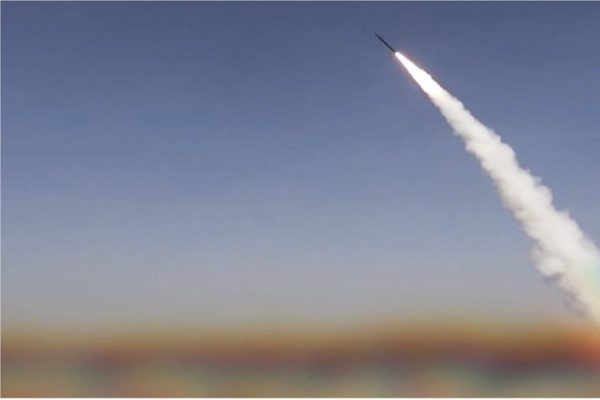 Nhóm thân Iran tấn công bờ biển Yemen bằng 14 tên lửa đạn đạo