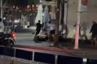 Nhóm thanh niên nam nữ hỗn chiến giữa đường ở Hà Nội