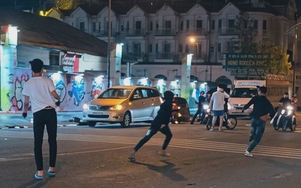 Nhóm thanh thiếu niên đánh, chém nhau náo loạn hội chợ ở Rạch Giá
