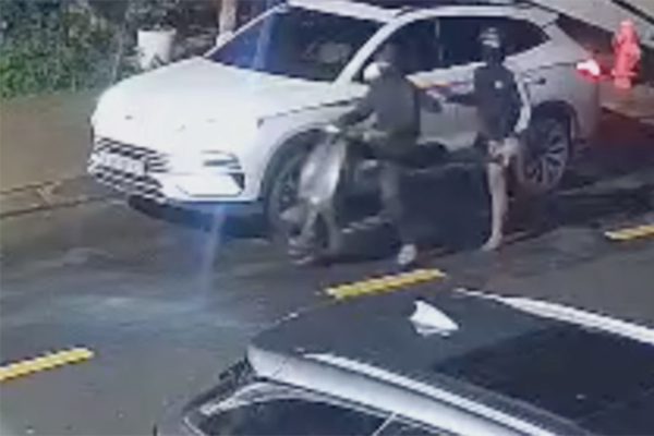 Nhóm thanh thiếu niên đi 'săn' tài sản trong ôtô