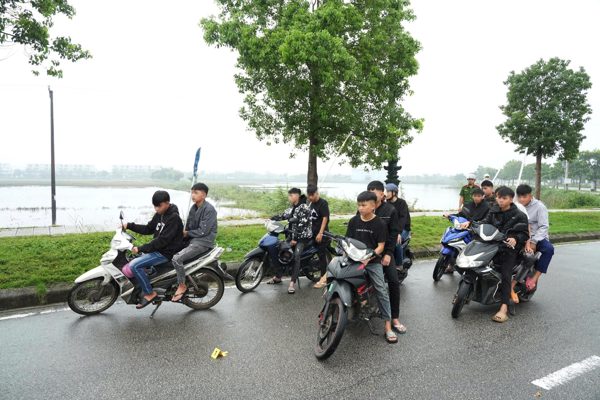 Nhóm thanh thiếu niên mang hung khí, chạy xe náo loạn đường phố Huế