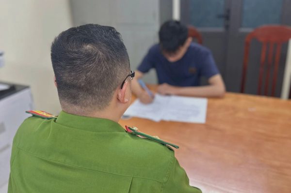 Nhóm thanh thiếu niên mang hung khí đi gây sự với ai "ngứa mắt"