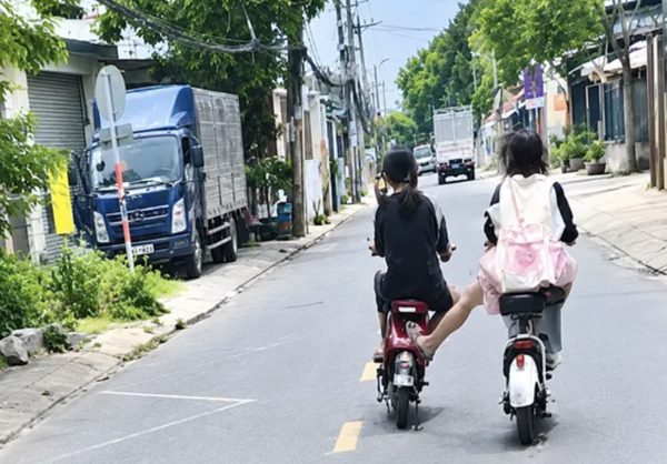 Nhóm thiếu niên chạy xe điện lạng lách, đánh võng khai bị té 2 lần