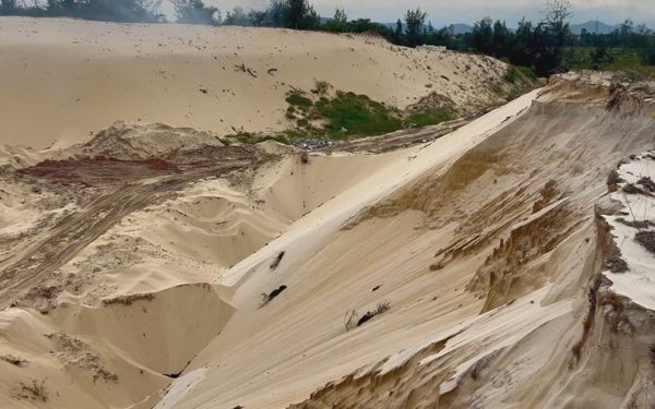 Nhức nhối nạn cát tặc hoành hành, rút ruột những đồi cát ven biển Quảng Trị