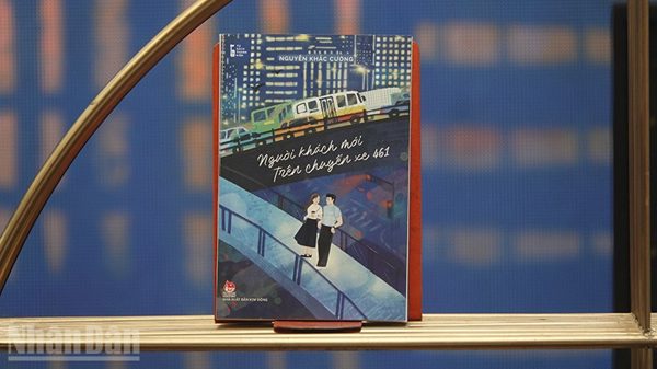 Những ân tình đô thị trong cuốn sách “Người khách mới trên chuyến xe 461”