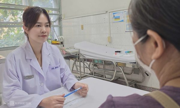 Những bóng hồng cầm dao mổ
