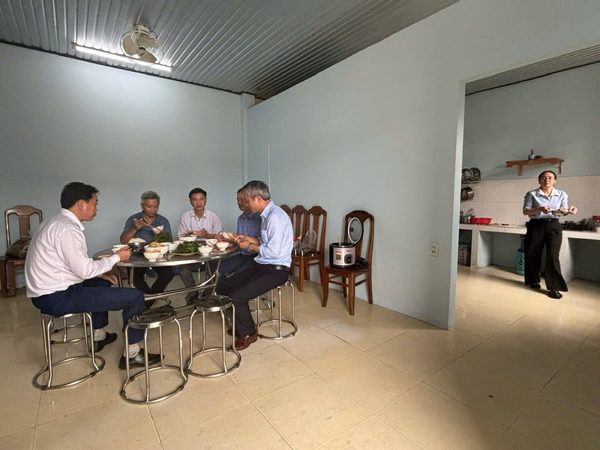 Những bữa cơm theo cán bộ về xã