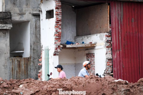 Những căn nhà hình thù kỳ lạ bên Vành đai 2,5 Hà Nội