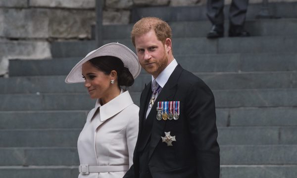 Những cáo buộc gây sóng gió giữa Harry - Meghan với hoàng gia Anh