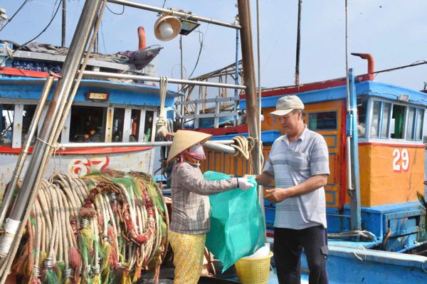 Những chuyến tàu mang rác về bờ