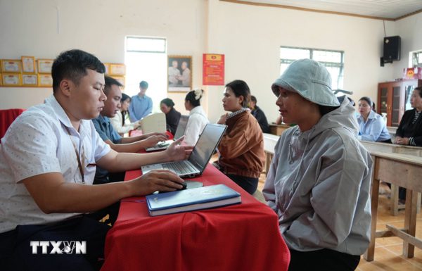 Những “công bộc xã” bền bỉ đưa thủ tục hành chính về thôn