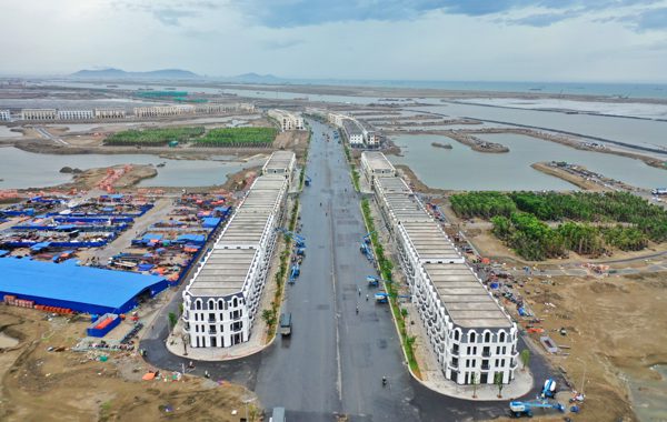 Những dãy nhà phố hiện đại dần hình thành tại siêu dự án lấn biển Cần Giờ