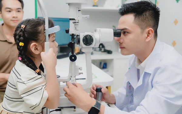 Những hiểu lầm phổ biến của phụ huynh khi kiểm soát cận thị cho con