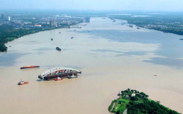 Những khoảnh khắc vòm thép 3.400 tấn cầu đi bộ vượt khúc cua sông Sài Gòn, tiến vào trung tâm TP.HCM