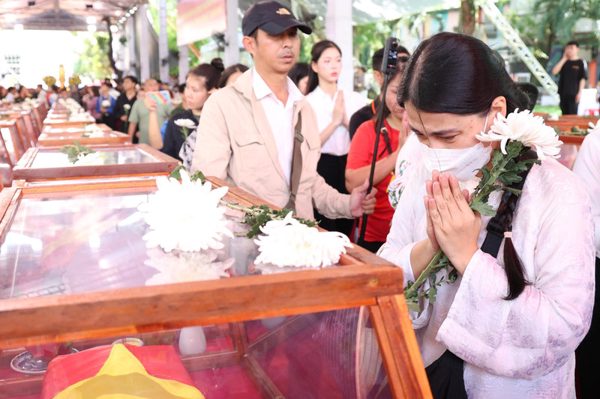 Những khoảnh khắc xúc động ngày tiễn đưa 731 liệt sĩ về an nghỉ bên đồng đội
