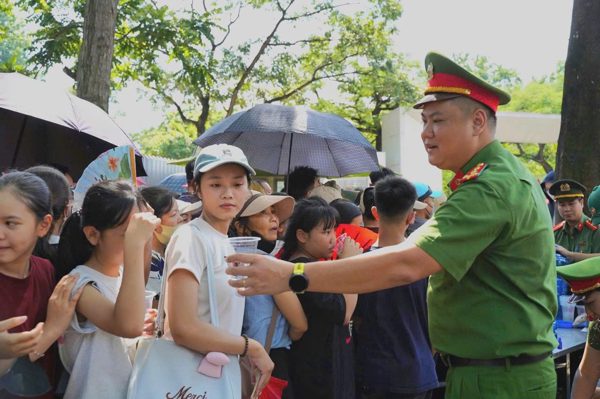 Những lưng áo đẫm mồ hôi giữa dòng người vào Lăng viếng Bác