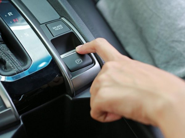 Những lưu ý khi lái xe ô tô sử dụng phanh tay điện tử