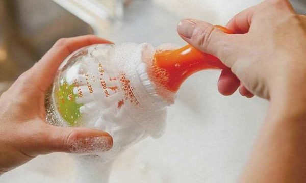 Những lưu ý khi vệ sinh bình sữa cho trẻ